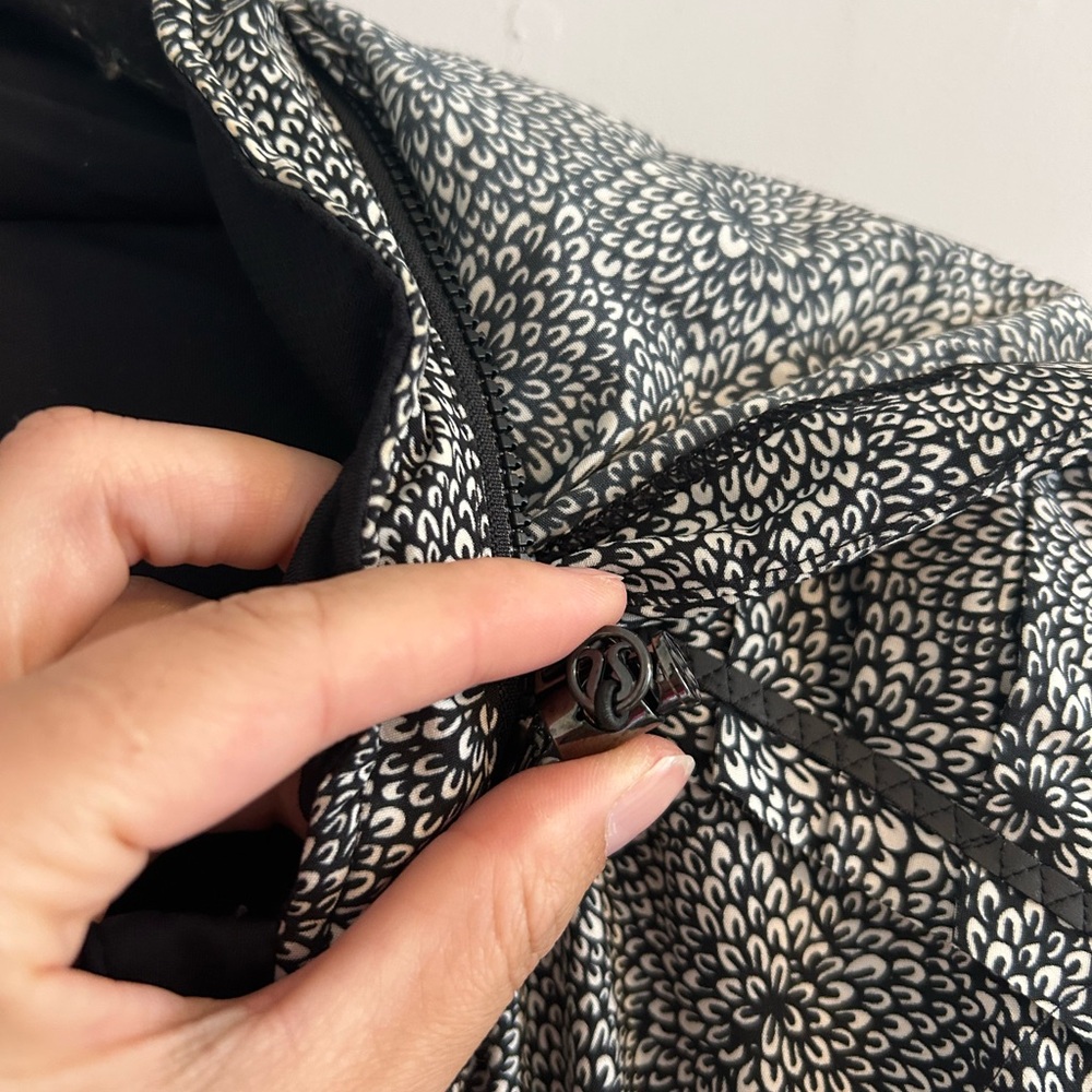 Lululemon Black and White Patterned Wind Breaker lined Jacket - Picture 6 of 10